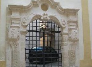 Tricase - piazza Giuseppe Pisanell - Atrio di palazzo Gallone - Portale 